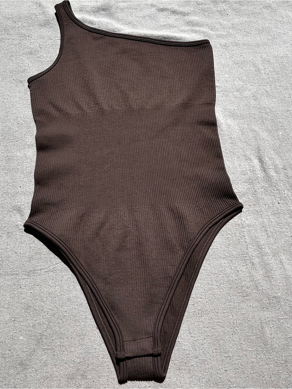 New Women OQQ chocolate brow One-shoulder sleeveless bodysuit. SZ:S